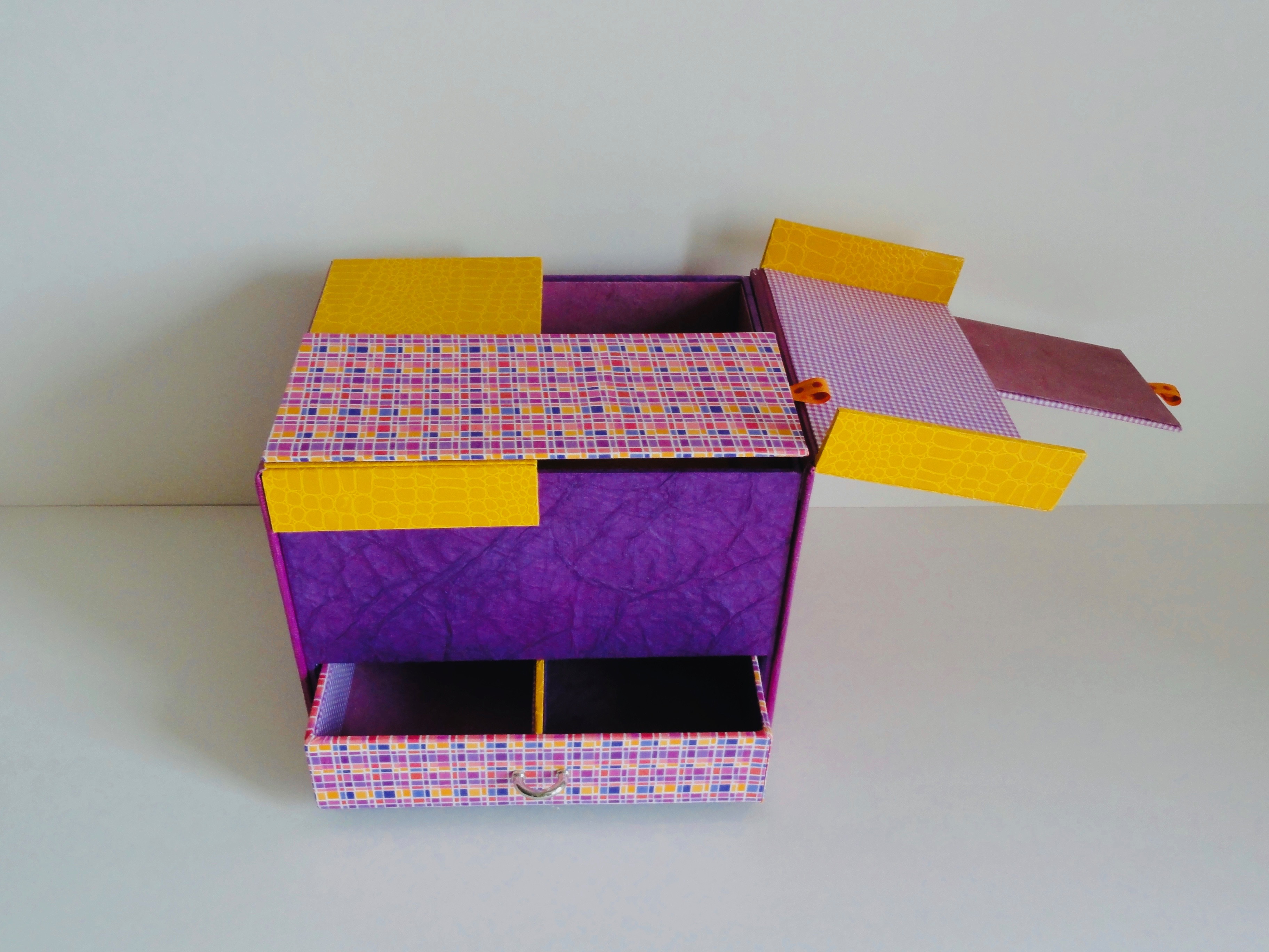 La boîte jaune et violette